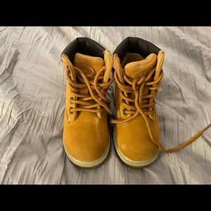 Lugs toddler boots size toddler 5